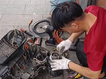 亿力清洗机5系感应电机无压力关枪不停机漏水的检修