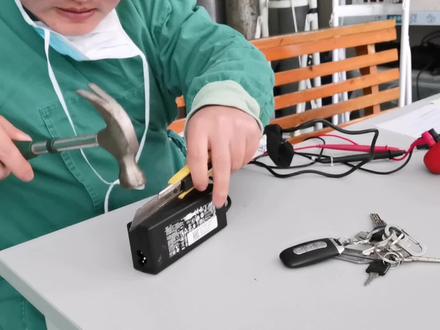 拒绝暴力拆解,一招简单拆开笔记本电源适配器外壳,很实用,收藏