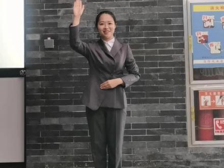 讲解员陈加丽为您示范迎接礼、递交礼、坐姿、送别礼等礼仪!