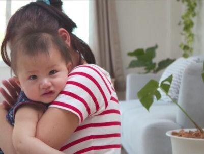 果然事教人,一教就会!浙江女孩被打翻水后续来了,肇事母女已道歉!她们不是知道自己错了,而是她们怕事情闹大没法收场而已!
这事说起来真挺让人唏嘘的!12月21号在绍兴的商场里,一个小女孩第一次鼓起勇气,自己跑到店里跟阿姨要了一杯水,小心翼翼端着回来跟妈妈炫耀“阿姨给我了”,妈妈刚夸完她“你太棒了”,旁边一个同龄女孩突然伸手,故意把水杯打翻在地,小女孩当场被吓哭了。
最气人的是肇事女孩的妈妈,全程站在旁边看着,事发后就只喊了声孩子的名字,拉着人扭头就走,别说道歉了,连一句安抚的话都没跟被吓到的小女孩说。受害女孩的妈妈没有当场追上去吵架,先抱着女儿安抚情绪,之后直接报了警——她后来在采访里说,要的从来不是赔偿,就是想给孩子一个交代,让对方知道“做错事就得负责”。
现在警方已经找到了肇事母女,双方完成了当面道歉,事情看似了结了,但网友为啥还在讨论?因为这道歉太“被动”了!要是没有报警、没有网友的关注,这对母女恐怕早就把这事抛到脑后了。
