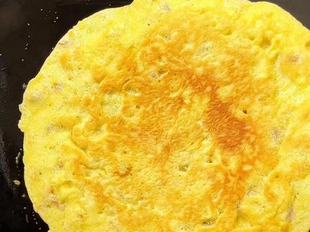 蛋神🥚的鸡蛋饼也很好吃,赶紧做起来吧#鸡蛋的神仙吃法 #鸡蛋饼 #早餐吃什么 #我在抖音刷到煮鸡蛋神了