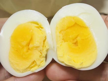 跟着蛋🥚神煮鸡蛋果然没让人失望,煮了9分12秒的嘎嘎好吃!#我在抖音刷到煮鸡蛋神了 #鸡蛋的神仙吃法 #我也吃上了9分12秒完美煮鸡蛋 #跟着蛋神煮鸡蛋 #当季新菜单挑战赛