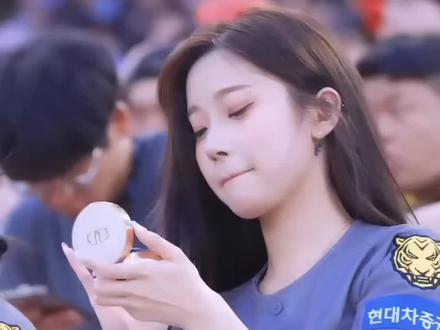 【 Pikki Pikki Dance / 李珠恩 /
Lee Ju-Eun / 이주은】
“Pikki Pikki Dance"是从2022年开始国内职业棒球起亚老虎队拉拉队队员们推出的所谓"三振出局之歌" 这是起亚队投手让对方击球手三振出局时啦啦队队员们站起来跳的舞蹈。 随着架子鼓的节奏和音乐竖起大拇指,上下摆动胳膊的动作是其特点。
在海外接连上传了模仿韩国职业棒球队起亚老虎队的助威舞蹈《Pikki Pikki Dance》的视频,成为了话题。 不仅是美国流行歌星奥利维亚•罗德里戈,拉拉队界的终结者美国国家橄榄球联盟(NFL)达拉斯牛仔队的拉拉队也表演了这支舞蹈。
【下雨天穿雨衣也要跳的三振舞,南韩神颜李珠恩的身材谁不爱呢?】http://t.cn/A6EUIAgT
#李珠恩# #pikki pikki Dance##棒球##拉拉队##三振舞#
http://t.cn/A6EUIAkV