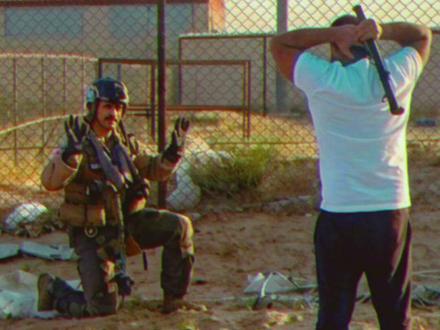 被“友军误击”跳伞的美军飞行员,落地科威特后差点被打! 跪地高喊“我是美国人”才解除误会。#美以伊冲突 #友军误伤 #科威特 #误会 #全球创作者计划