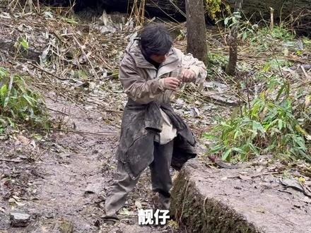 “张家界七星山”荒野求生挑战赛“荒野林北”冒雨洗“蛋白质” 饿到眼睛发光 全是对肉的极致渴望 发呆想家时还不忘送摄影师自制“暖宝宝”#张家界七星山 #荒野林北