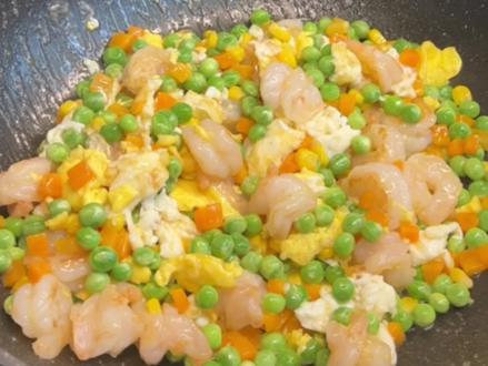 今天给小朋友过六一了,做了她最爱的青豆虾仁炒鸡蛋,颜色好看,营养丰富,味道清爽还不失口感的层次感。还有超肥的蒜蓉烤生蚝,好吃,好吃,好吃😋#我的厨房日记 #妈呀太香了 #六一 #记录真实生活