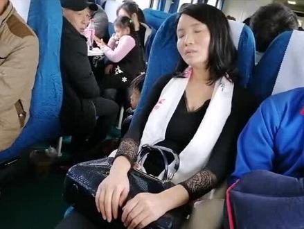 春运很多人没买到卧铺,一晚上睡不着好痛苦,试试它在有座的地方就能让你入睡#好物推荐 #春运 #卧铺@抖音小助手