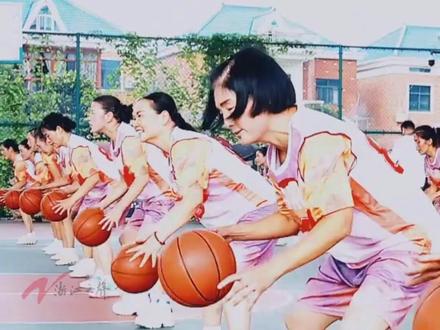 #亚运会开幕式暖场节目剧透 来自杭州萧山一群奶奶将会表演篮球,她们平均年龄超过60岁,最大年龄73岁。#杭州亚运会 #亚运会 (供稿:萧山台)