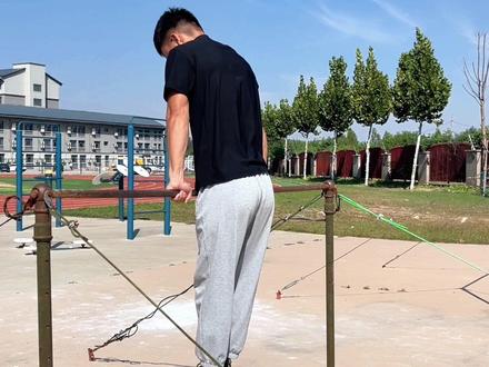 帅气的杠上敬礼教学!记得点赞收藏,不然万一哪天想练了找不到!#单杠 #杠上敬礼 #干货分享