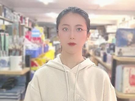 文具行业的百问百答! 🔥【得力办公神器急救指南!学生党&打工人闭眼入!】🔥
✏️**中性笔断墨?**→擦笔尖+换芯!省💰小技巧get!
⚡**削笔器罢工?**电池/清屑/8mm铅笔→秒复活!
🖨️**打印有黑点?**摇硒鼓→不行就换新!办公党必码!
💥**碎纸机卡纸?**断电+反向键→镊子夹!手残党也能修!
📌**荧光笔洇墨?**换70g纸+速干款!笔记颜值暴击!
📌**订书机卡钉?**镊子+压弹簧→3秒搞定!手速秀起来!
🖱️**鼠标延迟?**换电池+躲金属面→USB2.0插口永远的神!
🌀**修正带断裂?**牙签挑断带→剪平重卷!手作党狂喜!
⚠️**削笔器刀片钝?**禁打磨!直接换新→保修白嫖真香!
📚**活页夹卡顿?**凡士林涂转轴→顺滑到飞起!学霸秘籍!
👉 #职场干货 #快乐就这么简单
🔥关注我!解锁更多「看似小问题→神级解决法」省流版!
🎁评论区提问抽3人送【得力爆款笔一支@得力官方旗舰店 】!速戳↓ #90后老板 #创作者中心 #创作灵感