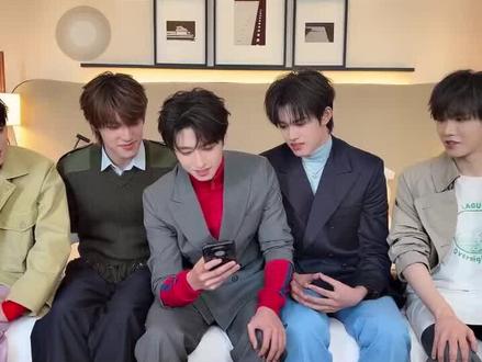 TOP的首张实体专辑即将重磅来袭请大家多多支持吧❗️
#登陆少年组合 #TOP