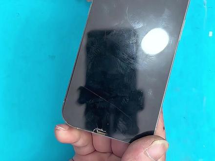 屏碎不显示别急,跟视频操作也能换iPhone15Pro的屏幕 屏碎不显示别急,跟视频操作自己也能换iPhone15Pro的屏幕#换屏幕#iPhone15Pro #专业维修 #苹果15Pro #iPhone #沉浸式手机维修