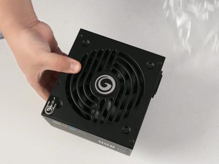 影驰暗卫机箱搭配魅影风扇,使我的电脑高速运转 本期配置:
机箱:影驰金属大师暗卫 黑色
显卡:公版RTX5080 FE 16G
CPU:R7-7800X3D
水冷:影驰星曜B360数显水冷黑色
主板:微星B650 Wi-Fi
内存:ddr5-16g-6400*2
固态:致态Tiplus 9100 2TB
电源:影驰电竞大师GL850 ATX3.1
风扇:影驰魅影正叶*4
反叶*1
BGM:1.歌曲名:Dead End,歌手名:Neon Nox,专辑名:Unfinished Business
2.歌曲名:今を生きる,歌手名:Future Girlfriend 音楽,专辑名:Through Space To See You#组装机 #显卡 #diy电脑