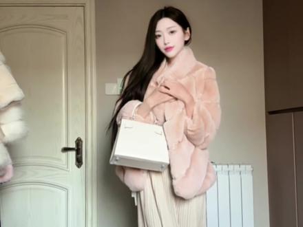 最近太适合过年穿了 低饱和度的一个粉色很显皮肤白 不挑人,而且加厚的很保暖哦 搭配裙子,裤子都很温柔气质~#秋冬外套 #环保毛外套 #中长款外套 #立领外套 #过年穿什么