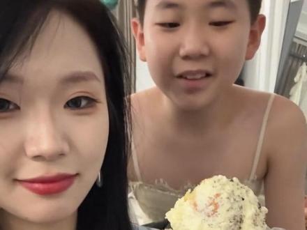 为了这一口吃的老弟也是拼了#姐弟日常 #漂亮姐姐 #丑弟弟