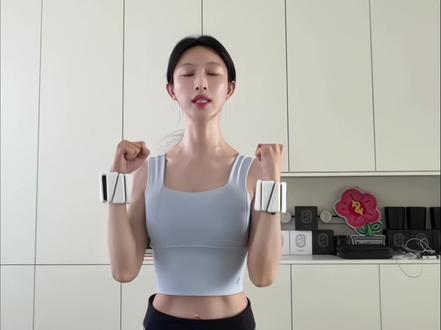 #张俪 #关晓彤 都在用的#负重手环 套在手上超级方便,可随时随地运动,可拆卸调节负重,手脚都能用,每天跟练十几分钟,轻松拿捏少女背直角肩,还能改善溜肩驼背不良体态,肩背薄了身姿挺拔穿啥衣服都气质好看!#变美变瘦变好看 #瘦手臂