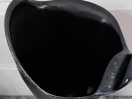 前几天有朋友私信我,问我每天是怎么穿假肢的。那今天我就录了视频给大家讲解一下。
记得我第一天穿上假肢的时候残肢特别难受特别疼,我都想马上把他脱掉,但是俞老师说不能脱要坚持一下,刚开始就是这样的要慢慢的适应,这是一个过程,然后我咬着牙一步一步的坚持下来,终于一个星期以后就适应了,不会酸也不会胀痛了。
我记得那时候刚穿上假肢站起来的时候我的心情是激动的,我终于站起来了,然后我就开始迫不及待的想走两步路试试,结果我站都站不稳,俞老师说你现在站都不会站你就想着走不要太心急,饭要一口一口的吃,刚学会爬你就想跑了哪有那么容易。
后来又过了大半个月我终于可以扶着栏杆可以走了,那几天我每天都有进步,心里是很激动很兴奋的,我终于会走路了!!
在假肢公司待了五个月,从前期康复理疗,到后面的假肢锻炼我整整花了五个月的时间,刚开始大家都觉得我跟别人不一样,我可能时间要比别人长,但是我出乎大家的预料短短五个月我就会走路了。其实这中间我想过放弃打过退堂鼓,我说我感觉自己练不出来,我不想练了,想回家了,然后俞老师走过来跟我说,你为什么对自己这么没有信心,如果你真的不想练了你现在就把假肢脱下来还给我,你明天就可以回去了。你爸妈为了让你站起来让你可以走路付了多少心血,花了多少代价,你妈妈为了你能够重新站起来哪怕倾家荡产也要给你装假肢而你说放弃就放弃,你对得起你爸妈对得起我吗?我为了让你站起来我用心的把你假肢做的最好最舒适不让你难受。所以你也不能辜负我们的期望。
通过俞老师的开导我又重新燃起了信心继续训练。
通过俞老师的开导和鼓励,果然我不负众望终于锻炼出来了,这时候我也很开心后期我更加努力锻炼了。
所以我今天能够站起来我非常感谢我的父母,感谢俞老师,感谢所以鼓励我的叔叔阿姨们,没有你们就没有今天的我