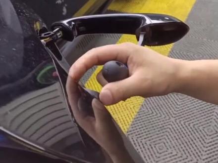 宝马x5后门拉手拆卸