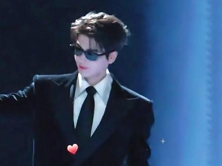 估计张凌赫也没想到,只是在跨年夜40秒的走秀开场,谁料一夜之间掀起全民狂欢 #张凌赫 #柯淳 #跨年夜晚会 #影娱热点团 #内容启发搜索