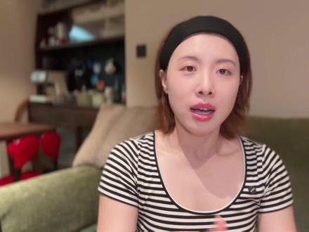 作为圈外人士,我总能在舆论的风口浪尖看到#吴艳妮。人们为什么对一个有个性的运动员产生如此大的恶意?
人们像是怀揣着一种等笑话的心态注视着吴艳妮,果然,她遭遇了一次比赛失利。面对汹涌的群嘲,她却越挫越勇,保持“张扬”,一次次打破纪录。然后,更加“张扬”。
我感到不可思议,对她产生了极大的好奇,这位非典型运动员一定经历过一场非典型教育,才能实现非典型成长。本期,我来到四川富顺县,见到了她的妈妈艳姐,一切有了答案。#吴艳妮自信的底气是妈妈给的#瑞私拜#家庭教育 #赵国瑞