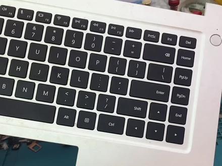 华为matebook D (mrc-w60)换个键盘,这设计师我是服了,零件全拆我都不说啥了,而是这一个个塑料铆焊脚