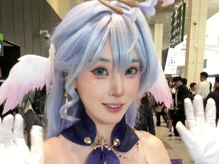 和100人在星铁land上完成最感人的一次任务! 主包在去星铁land前两天,突然刷到一个女生因为爷爷病危去不了了,想找人代领land上的东西,仔细了解了一下,主包发现她为了这次漫展做了很多准备,自己缝c服,修假毛,试妆….本该是人生的第一次线下cos,结果突然变成了遗憾…那主包当然要想办法为她弥补遗憾啦!没想到在星铁land上,遇到的每位开拓者都让我很意外!
#漫展胜利结算 #星铁land2026 #cos#二次元 #漫展 @抖音小助手