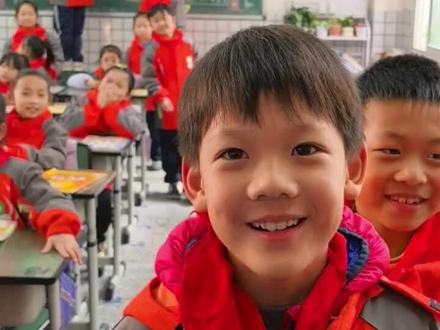 真实的快乐 老师课间与学生玩反应力小游戏,屏幕前的你也掉坑里了吗?#校园生活 #可爱的学生 #课间娱乐 #反应力挑战 #快乐的童年把最美好的时光都给你 @抖音小助手 @DOU+小助手