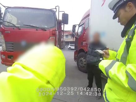 驾驶报废变型拖拉机上路!依法查处、销毁!