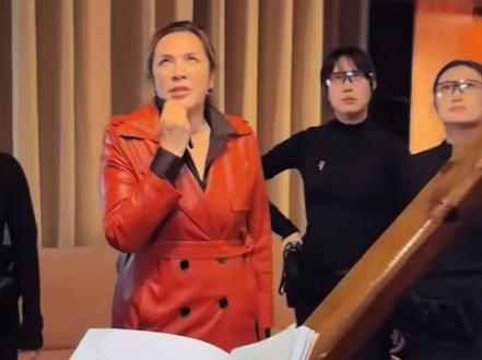 重生之我在剧组给那姐当保镖!#那艺娜 #爱如火 #俄罗斯娜娜 #拍戏现场 #拍戏花絮 @抖音小助手 @DOU+小助手