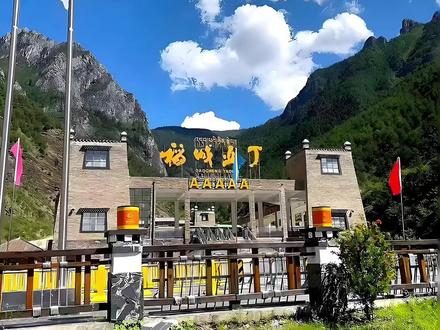 省道变景区私道,要交120元才能进去,这合理吗? 它就是前段时间刚被国务院文旅部点名批评的稻城亚丁。
近日,有博主自驾前往稻城亚丁,发现景区将S462省道
通往亚丁村等行政村的部分路段截断。不买120元观光车票不让进,
博主认为此举不合理,并要求景区出示相关文件。景区工作人员表示
省道已纳入风景名胜区 旅游道路规划,提出可以免除观光车车费和住宿费,
但条件是,博主必须乘坐观光车。被其拒绝后,最终博主签署了一份免责承诺书,后驾车进入景区,那么问题来了,省道收费合规吗?
甘孜州文旅局承认,景区内有38公里确实是省道。
甘孜市监局表示,他们只管景区是否明码标价。
至于该线路收费是否合理,相关部门还在处理中......#稻城亚丁 #S462省道