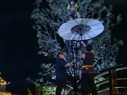 伞上骑独轮,后台感觉看不一样#伞上独轮车 #伞技