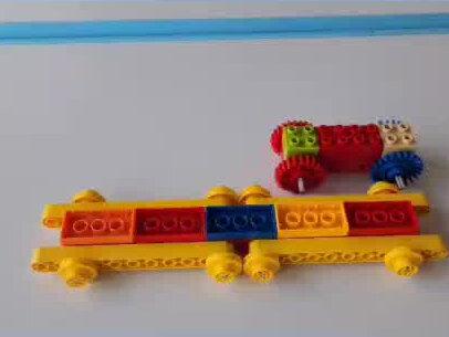 #大颗粒 #怎样拼乐高小汽车 #乐高搭建
晚班有轨列车
老陈的手指摩挲着粮票边缘的折痕,油墨早已淡得发灰,却被他贴身揣了三十年。有轨列车的哐当声撞进耳膜,和当年送儿子进城时别无二致。
那时儿子刚成家,攥着这张粮票红着眼说:“爸,等站稳了就接你过来。”他在车窗边挥手,看着列车载着儿子远去,铁轨延伸向未知的远方。如今儿子在异乡扎了根,一年难见一面,只有这趟列车的节奏,还记着当年的叮咛。
车厢暖黄的灯光落在他花白的发顶,广播里报站的声音依旧温柔。老陈望着窗外掠过的街灯,像极了当年村口的灯笼,恍惚间,仿佛儿子还坐在身旁,低声说:“爸,下次我还坐这趟车回家。”车轮碾过铁轨,载着未凉的期盼,驶向夜色深处。