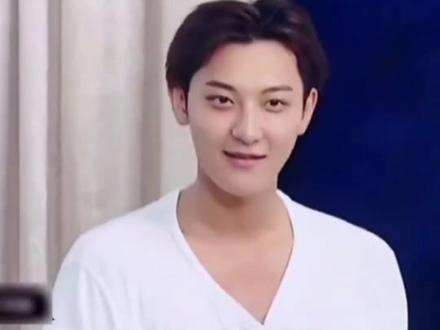 无意cos海尔兄弟好笑程度100%,黄子韬遇内裤危机好笑程度直接爆表#黄子韬花式求打码 #黄子韬回应光屁股 #黄子韬