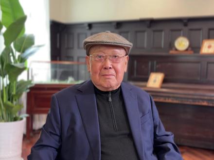 【著名京剧表演艺术家尚长荣祝贺赵季平音乐艺术馆5月23日开馆】岁月流转,乐韵长鸣。值毛泽东同志《在延安文艺座谈会上的讲话》发表84周年之际,我校赵季平音乐艺术馆将于5月23日正式揭幕开馆。这座承载着民族音乐精髓与文化传承使命的艺术殿堂,即将在美丽的西安石油大学绽放华彩,以此深切致敬赵季平先生忠于人民、深耕乐坛、铸就经典的艺术人生。为迎接艺术馆落成、礼敬先生的艺术匠心与家国情怀,党委宣传部特策划推出系列文字与视频报道,愿每一帧画面、每一段文字,都化作传递艺术力量的纽带,让先生深耕不辍的艺术风骨、扎根人民的赤诚初心与心怀家国的精神境界浸润师生心田;让动人的旋律与不朽的艺术追求,在新时代的西石大校园里赓续传承、生生不息,绽放出更加璀璨的时代光芒。#西安石油大学
