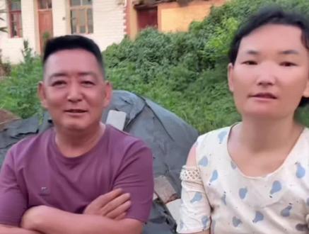 大哥对大嫂也好了,也会疼媳妇了,给大嫂了50块钱,大嫂是个会过日子的女人,啥都不让给她买,啥都不要,还会为对方着想,内心是个特别善良的女人,只可惜命不好#娜娜的农村生活