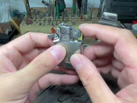 之宝打火机 开盖声音不好听 弹片铆钉断裂 没有敲紧 更换弹片#zippo #zippo打火机 #zippo维修 @大鹏修火机 #zippo点燃热爱 #煤油打火机