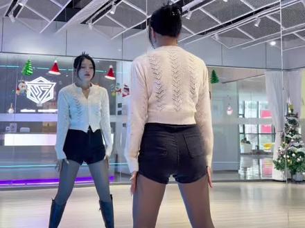 我也想被格格调~
#搓衣服摇 #搓衣摇舞蹈挑战 #方程体 #摇子上线 #抖音热门舞蹈计划