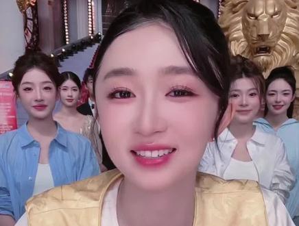 #辛巴 #徐杰 徐杰坦言辛巴就是互联网的神,辛巴的一点余温托举都能创造奇迹,徐杰首秀单品链接破10亿万,是我们普通人触之不及的奇迹