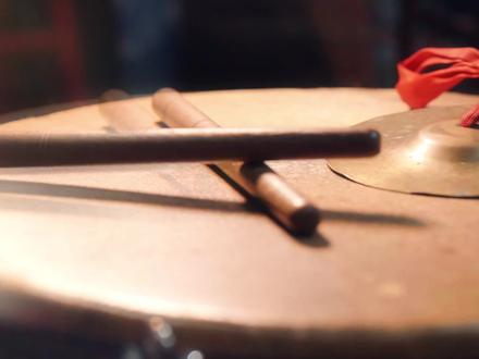 火遍全网的英歌舞女孩庄恩琪登上央视非遗晚会。她与爸爸经常乘高铁赴各地录制节目,传承潮汕文化。近日,来自潮州动车所的英歌舞队爱好者在小恩琪的带领下,跳起英歌舞,欢迎全国各地的朋友来到汕头。去年底汕汕高铁的全线贯通,大大提升了枢纽能级,重塑了粤东交通格局,也加速融湾联城步伐,全国各地的旅客慕名而来感受英歌舞的激情氛围,让非遗文化——英歌舞借高铁东风突破地域边界。这条驰骋于南海之滨的钢铁动脉,不仅改写了粤东的交通版图,更让曾经被戏称为“省尾国角”的汕头站,蝶变为辐射粤东、联结湾区、对接长三角的综合性交通枢纽。(视频:彭承军,姜燕,胡靖,曾宣杰,林灿佳,赵洺欧,佘楠)#英歌舞小女孩今年又火了 #汕汕高铁 #中国高铁 #春节