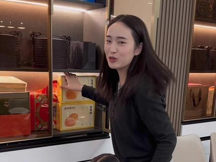 鲍师傅蛋黄酥,短保质期。在这就可以买到,不用排队入去门店,真材实料好味道,喜欢吃的,跟着我们去入吧#鲍师傅糕点#蛋黄酥#大人小孩都爱吃