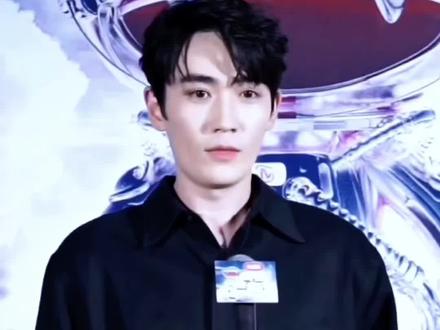 已荣获9个影帝的朱一龙,演技和颜值大赏👍🏻#朱一龙 #金鸡奖 #金鸡奖闭幕式 #金鸡奖最佳男主角 #演技派 如果只论演技,那肯定是朱一龙获得2025金鸡影帝👍🏻,如果有外力干扰,那结果就难料了!
朱一龙是中国电影史 第二位 全票当选金鸡影帝的演员👍🏻,他已荣获9个影帝👍🏻
他是最年轻的 金鸡 百花 双料影帝,金熊猫奖 首位华人影帝👍🏻
2025年,朱一龙因饰演《志愿军存亡之战》里的李想,第二次提名金鸡影帝👍🏻
他是中国电影史上 最快二次提名金鸡影帝的演员👍🏻
朱一龙演谁 就直接变成了角色本人👍🏻,观看作品时很难把他的角色和他本人联想起来😊
比如他的电影《人生大事》《消失的她》《河边的错误》《峰爆》《志愿军存亡之战》等等🎉🎉🎉
去年看《志愿军存亡之战》时,在影院控制不住的流泪好几次😭,不管是文戏 武戏,朱一龙都精准拿捏,他把士兵在战场上的聪明勇猛, 家国情怀都演绎的淋漓尽致👍🏻