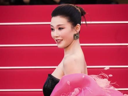常思思,我们中国女人就是这么争气好吗!#常思思戛纳电影节开幕式红毯#常思思把粉色春天穿去了戛纳#常思思戛纳红毯东方美学#常思思戛纳红毯生图状态#常思思戛纳红毯松弛感