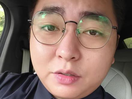 给阿嬷的情书观后感 今晚看了《给阿嬷的情书》,心里五味杂陈,很多人都在赞南枝替木生写信18年,但我更共情木生。
不是因为他死了,是因为他明明有三次机会可以回家——
第一次,客栈失火,他冲进去先救人,钱烧没了。
第二次,出狱后把钱留给了接济过他的那家人。
第三次,船上遇到强盗欺负同伴,他又冲了上去,这次没回来。
一个人得想家到什么程度,才能每次都能走、每次都选择留下来?
我看完跟朋友说:我太懂木生了。不是因为我也救过人,是因为我做房产这些年,也一直在做“傻事”。
1️⃣ 客户看中一套高佣金但有硬伤的房子,同事劝我别吭声。我忍不住,还是说了。客户没买。同行说我傻。我不是善良,我是过不了自己那一关——明知后面会有不好的结果,我装不出来。
2️⃣ 同事只推了个微信,我跟了大半年成交后,坚持五五分。同事说“你拿七成就行”。我说不用,当初说好怎么分就怎么分。不是不想要那两成,是我答应了的事,做不到反悔。克扣了,钱多了,但我睡不着。
3️⃣ 身边人都说我不够狠,赚不到大钱。我也想过改。但每次纠结到最后,本心都告诉我:你就是这样的人,你改不了。骗不了客户,骗不了合作伙伴,连自己都骗不了。那就认了。赚得少一点,心里是安的。
---
木生这一生,没有对不住任何人,只对不住他自己和等他回家的人。
这个世界上,有一种人——
把义气看得比命重,
把承诺看得比家近,
把别人的难处,看得比自己的归途还急。
木生是这种人。
我也想努力做这种人。❤️