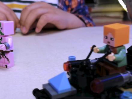 防爆装甲车积木拼装,艾利克斯加入迷你战队,帅到不要不要的.... #萌娃 #果粒晨晨 #玩具