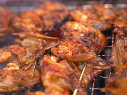 天气难得好,农家小院烤烧烤,整5斤鸡头,先卤后烤吃到满嘴流油#我的乡村生活 #婆媳 #烧烤