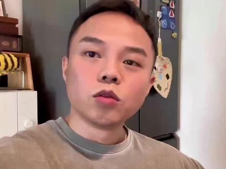 《阳光女子合唱团》这部片子会不会爆?
看完首映,原本以为我已经看过原版的韩版《和声》了,所以我觉得我应该不会哭,但我哭得比看原版还要厉害,可能是因为这部电影的语言和音乐故事更能打动我,让我看到了更本土、更细腻的错位与救赎。两部片子还是有很多不一样的地方!
这部电影有很多哭点,也有很多笑点,这里面的演员像钟欣凌,我从《命中注定我爱你》的时候就注意到她了,觉得她非常的搞笑,我很欣上搞笑的女生,所以那个时候就还挺喜欢她的,后面她演了很多厉害的台剧《俗女养成记》《影后》《回魂计》还有全台语的《拜六礼拜》我都超级喜欢,后面也获得了很多肯定,也获得了影后,视后。真的很棒,她之前上康熙还自我调侃他自己是影后,我一直很喜欢她的表演,看见她就会莫名的开心!
A-Lin的歌,是我在这部电影中的泪点其实 1 月份我就被 A-Lin 的主题曲刷屏了,因为我自己很喜欢A-lin 她只要一有新歌我都会去听,所以也在那个时候知道了这部电影,片子里真的只要开始放这首歌加上故事剧情的推进,我真的是哭得应接不暇!这部电影里有大量的台语,很多搞笑的桥段都是用台语去呈现的,这个也是我的笑点!
这部电影会爆吗?
如果不考虑当下的环境,放在 2017 年,这绝对是现象级的爆款。但现在的大家习惯了短视频的“感官刺激”,电影里的哭笑仿佛都与己无关。我并不确定它是否能大火,但我想说,真正热爱电影的人,绝对不该错过这次与情感和解的机会。
这种久违的、在黑暗里与陌生人共同抽泣的仪式感,是短视频永远给不了的。
#推荐一部好电影 #创作者中心 #创作灵感 #电影观后感 #阳光女子合唱团