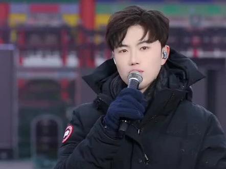 光明~昊晰(每天下午两点开播)「一个努力拼搏上进的人👍」 寒冬腊月,吹着寒风,淋着小雨,他仍坚持户外直播,这不是摆拍,而是他刻在骨子里的认真,认真对待每一场直播。👍👍
今天零下几度,真心希望在室内播,哥姐们都心疼了❤️❤️ #我要上热门 @昊晰🍬(每天下午两点直播) #昊晰 #户外直播现场 #抖音好听歌曲分享 #光明