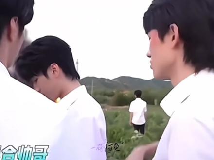 不是兄弟 你手心向上牵公主呢😏#碗盆 #文轩 #刘耀文宋亚轩