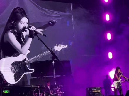 回复 @gguarap的评论 高音真的太绝了!直接燃爆整个场面!多来点摇滚风吧!🤯#喻言 #青燥音乐节 #婺源 #iwannabeyourslave