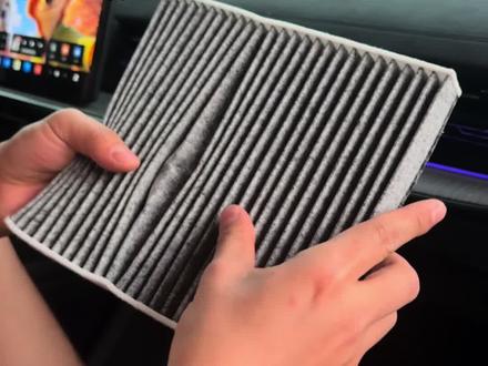 过年前准备去保养的车主一定要自己动手更换一下空调滤芯,自己动手换省下来的又可以买好多年货了,看完这个视频你也会换空调滤芯#空调滤芯 #东风奕派007 #教你一招 #春运安全出行车品好物
